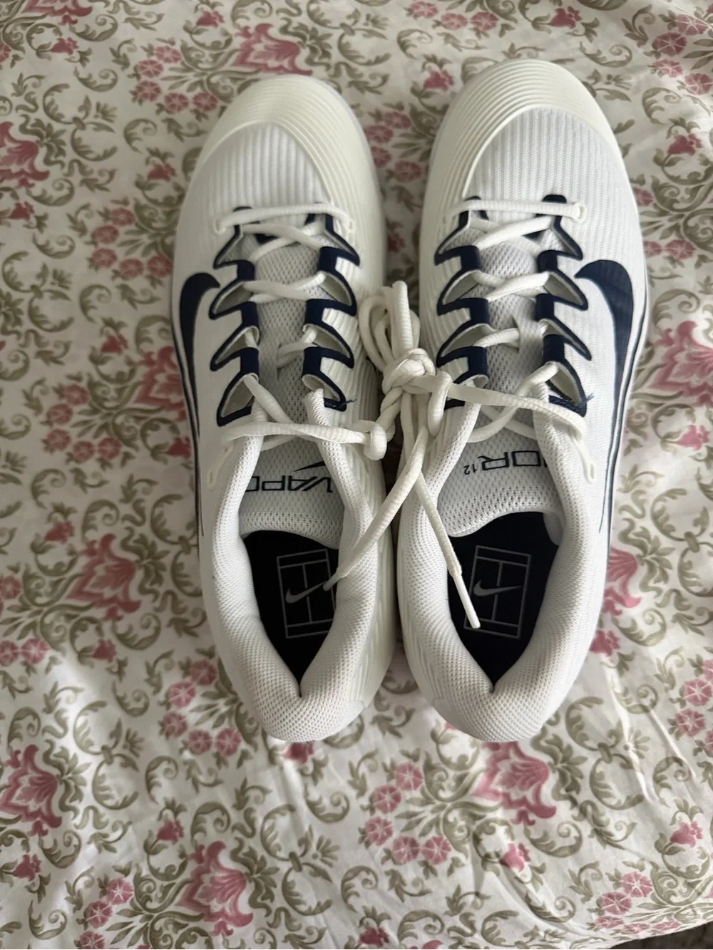 Nike White and Navy Men's Vapor Athletic Tennis Shoes
